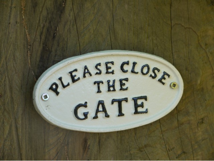 White Metal Please Close the Gate Sign