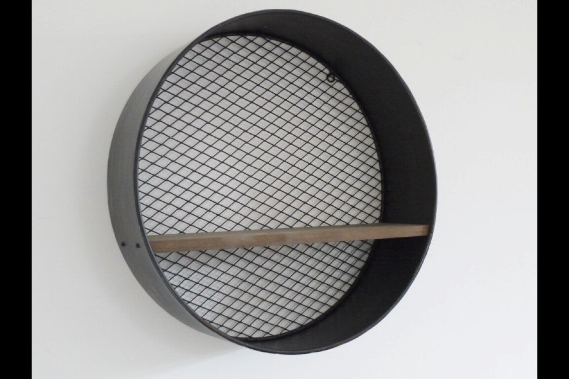 Retro Industrial Metal Wall-Mounted Circular/Round Wooden Shelf with Mesh Back